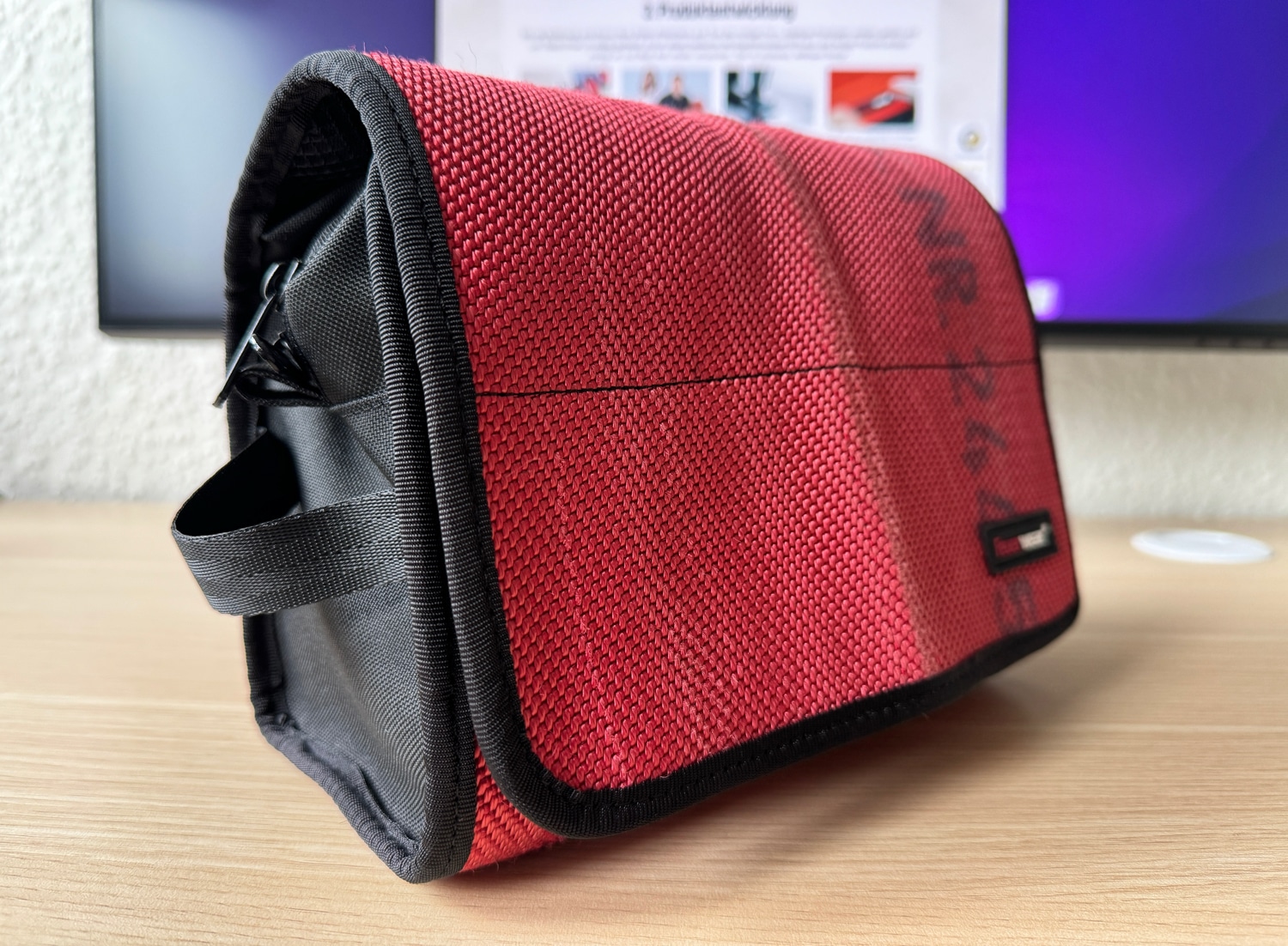 Feuerwear Henry-Kulturbeutel in Rot auf einem Schreibtisch