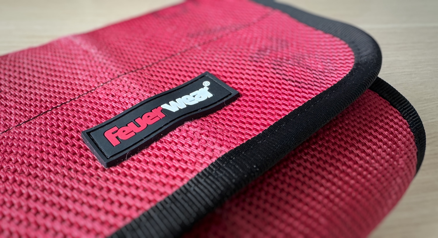 Detailansicht einer roten Feuerwear Larry-Tasche