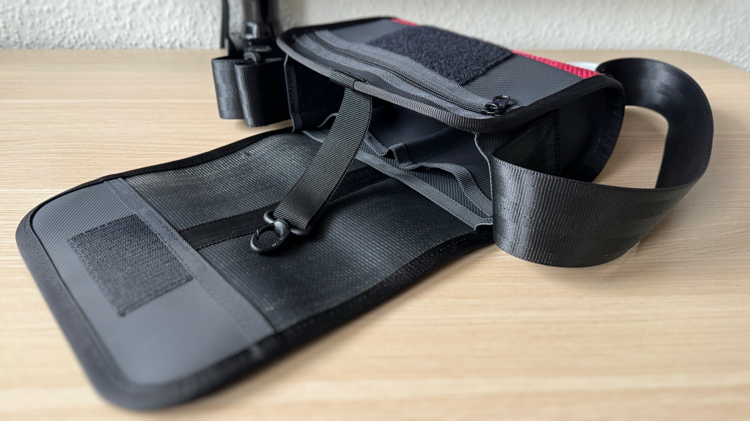 Aufgeklappte Feuerwear Larry-Tasche auf einem Schreibtisch