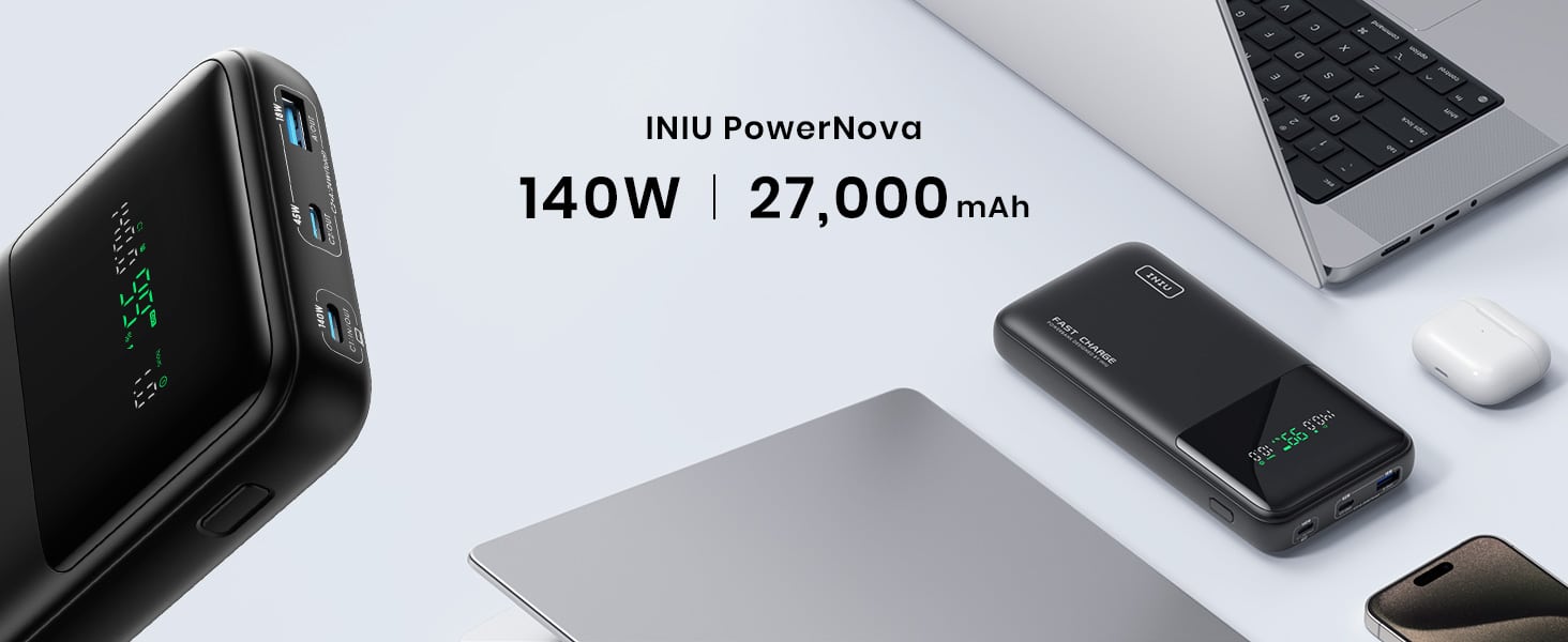 Iniu Powerbank liegt neben einem MacBook und AirPods