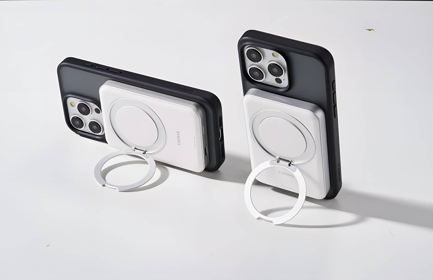 Torras Ostand Powerbank in weiß am iPhone 15 Pro