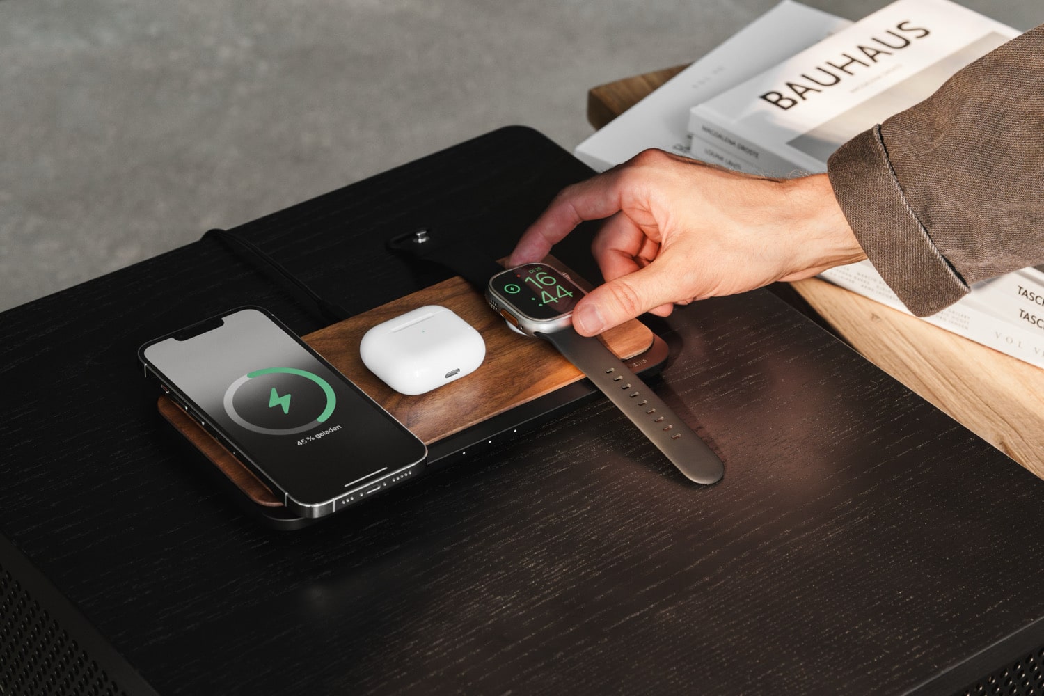 Woodcessories MultiBase Pro lädt iPhone, AirPods und Apple Watch auf