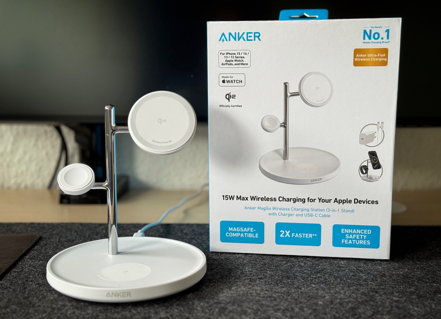 Anker MagGo 3-in-1 Ladestation mit Verpackung auf einem Schreibtisch