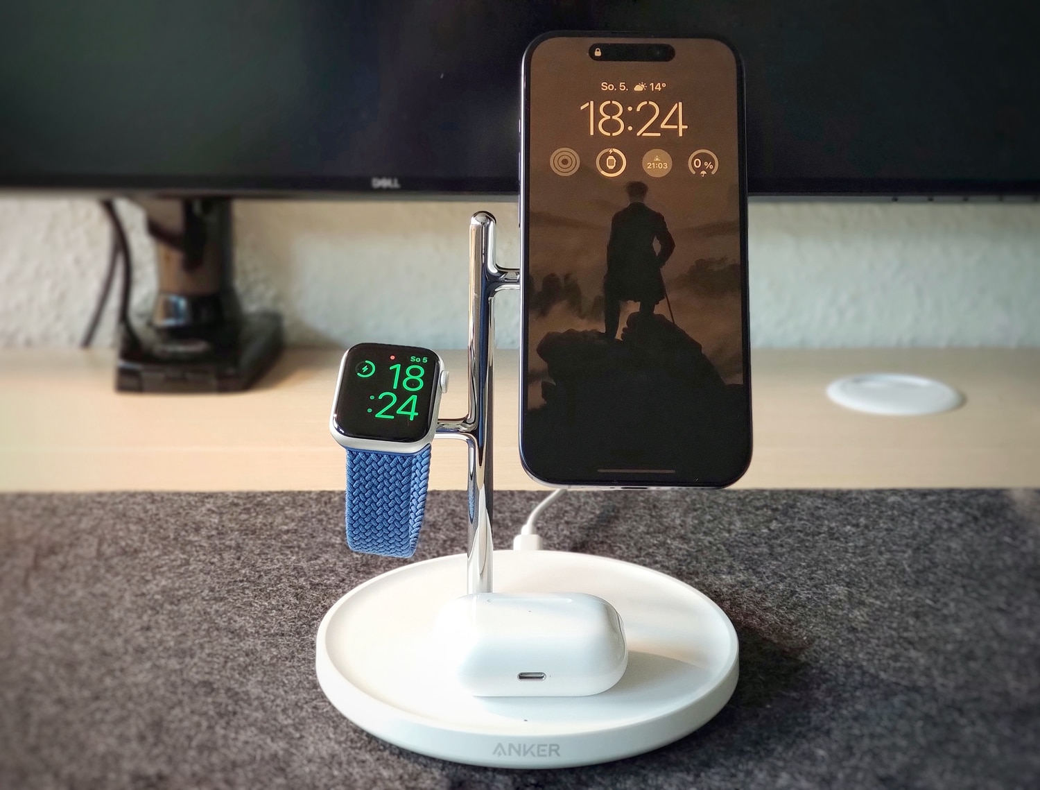 Anker MagGo 3-in-1 Ladestation mit aufgelegtem iPhone, Apple Watch und AirPods Pro auf einem Schreibtisch