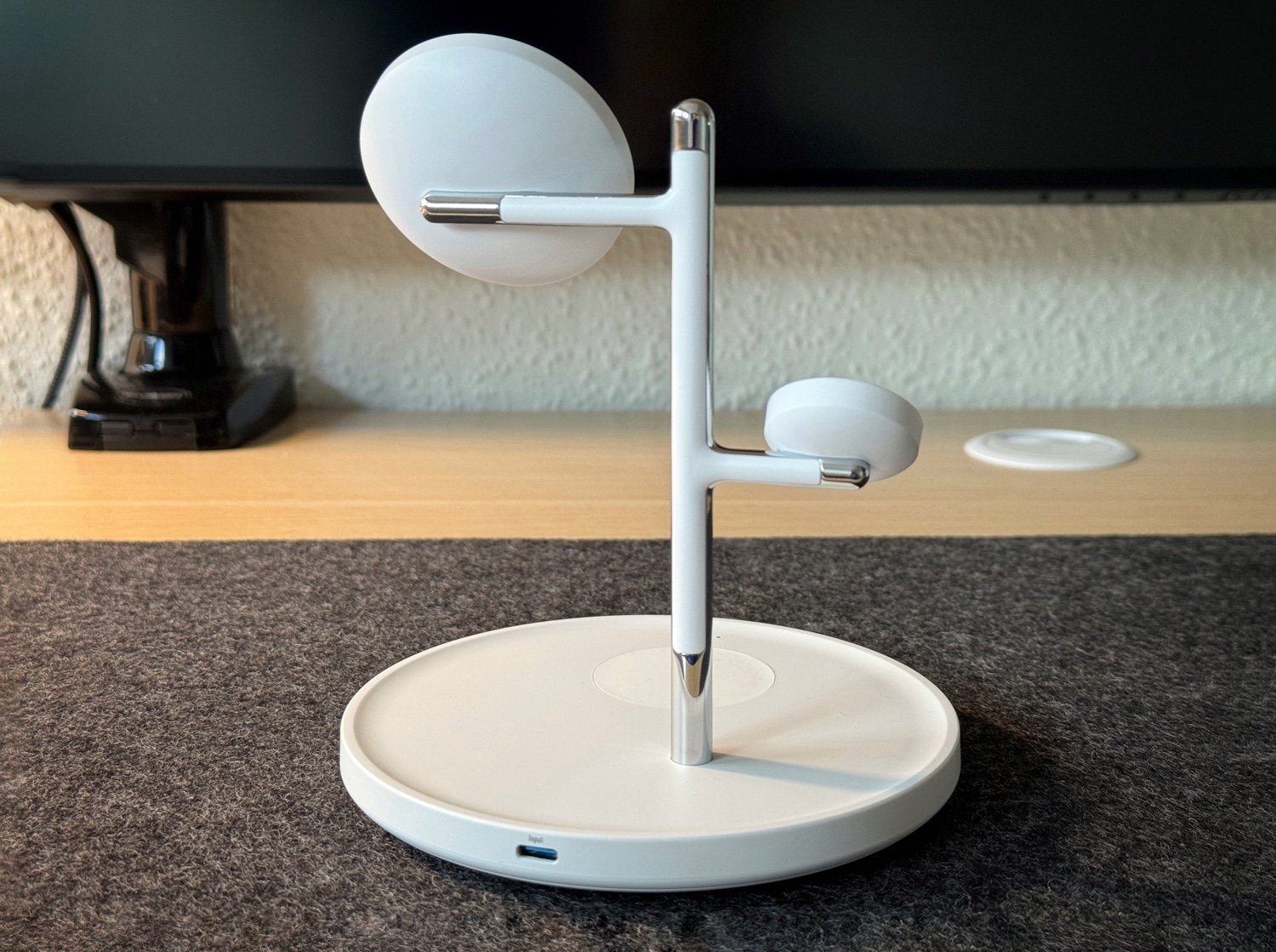 Rückseite der Anker MagGo 3-in-1 Ladestation auf einem Schreibtisch