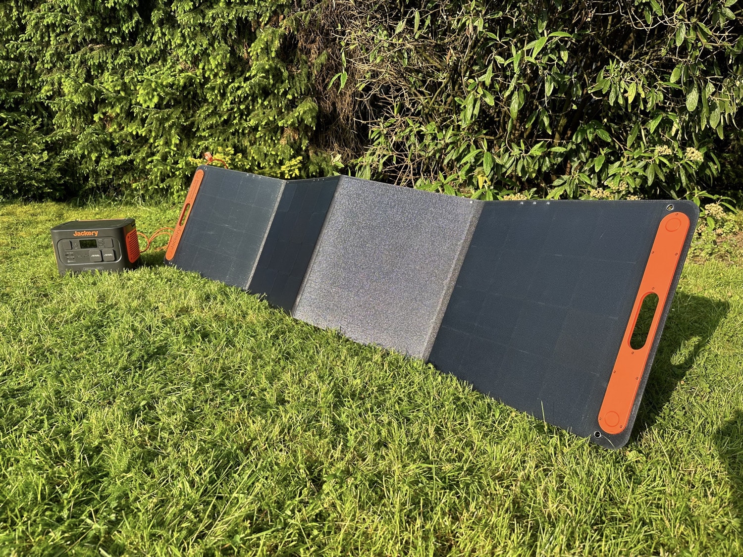 Solargenerator von Jackery mit Solarmodul