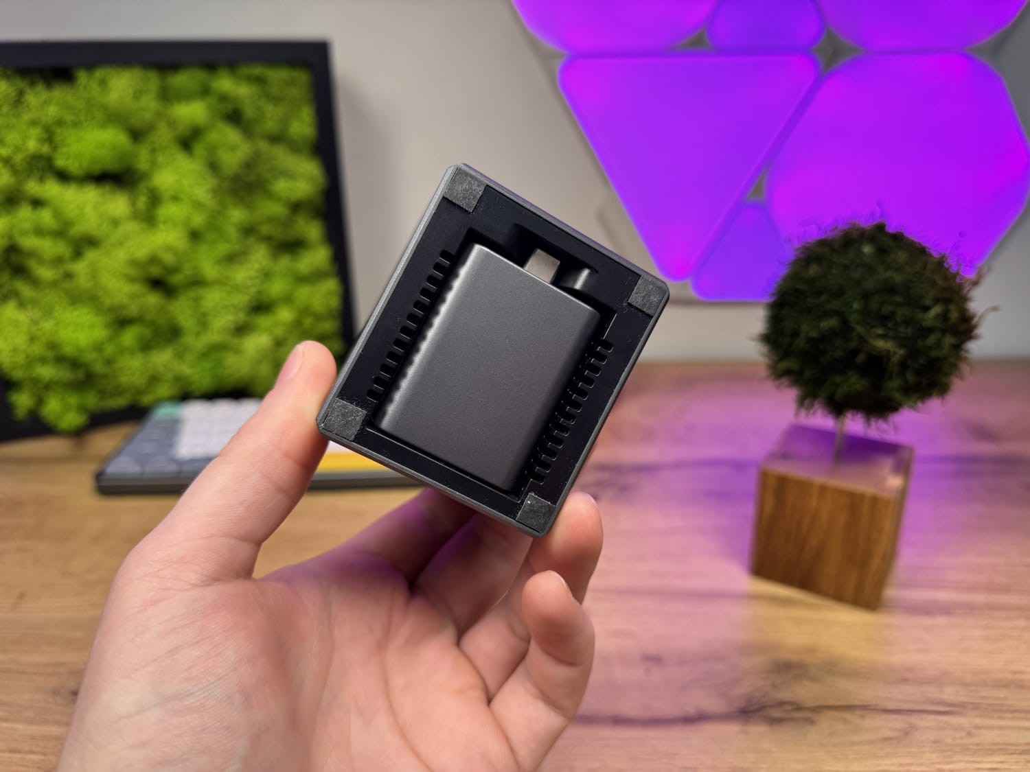 Versteckter Apple Watch Charger in der Basis