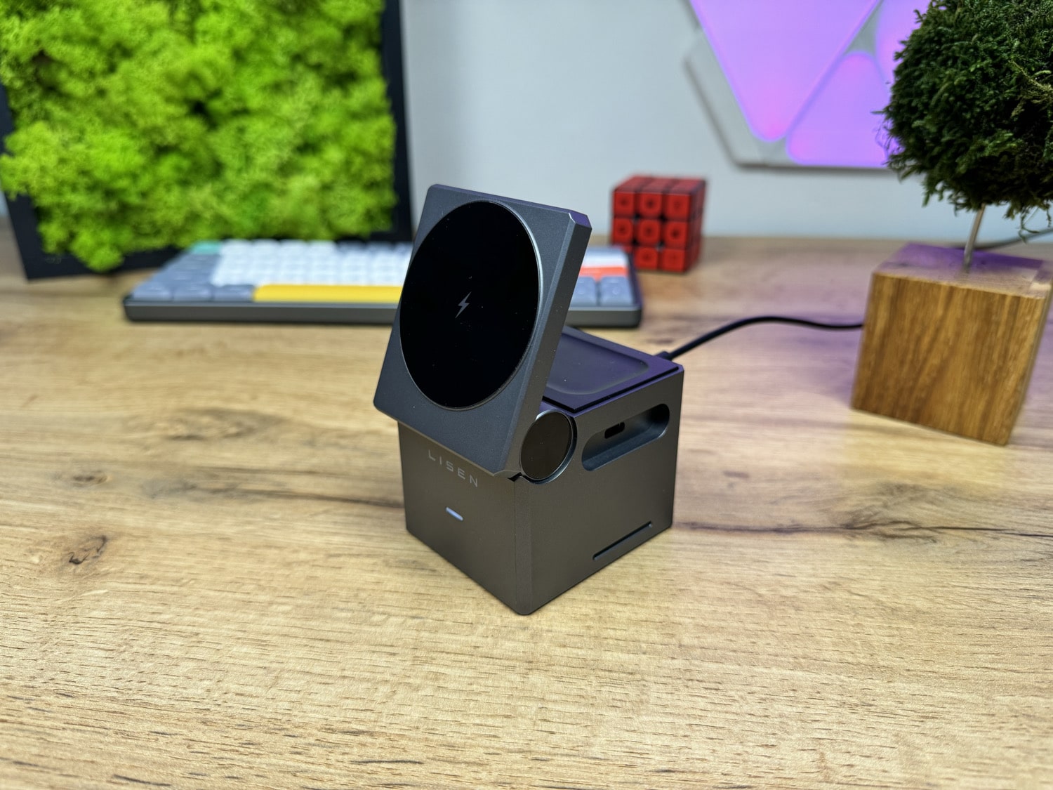 Lisen Cube Ladestation auf dem Schreibtisch stehend