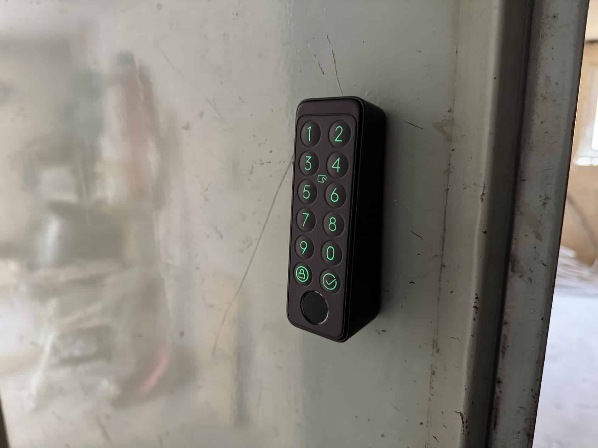 SwitchBot Keypad Touch an der Tür klebend