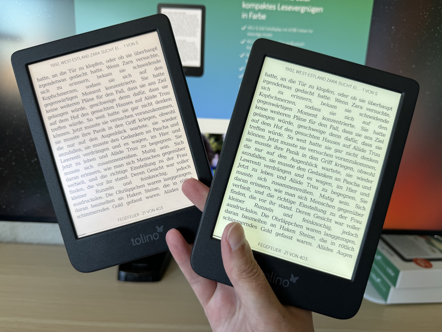 Tolino Shine Color und Tolino Shine mit geöffnetem Buch in einer Hand