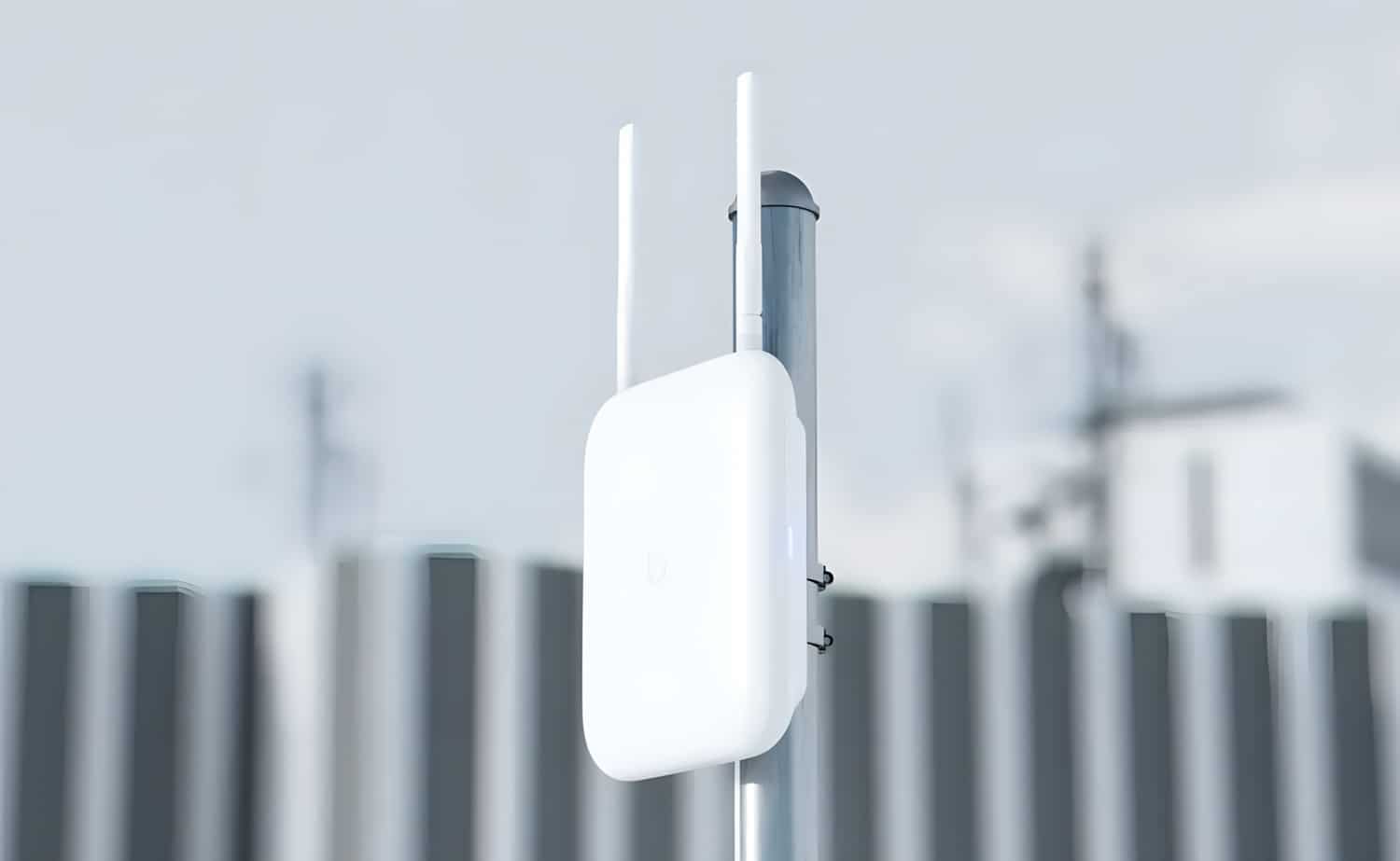 Ubiquiti U7 Outdoor ist an einer Metallstange im Freien montiert