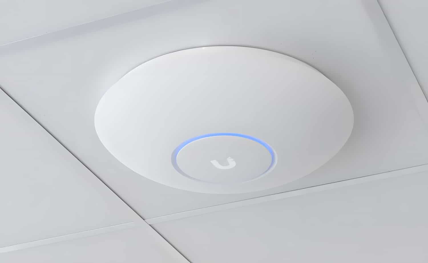 Ubiquiti U7 Pro Max an einer Decke montiert