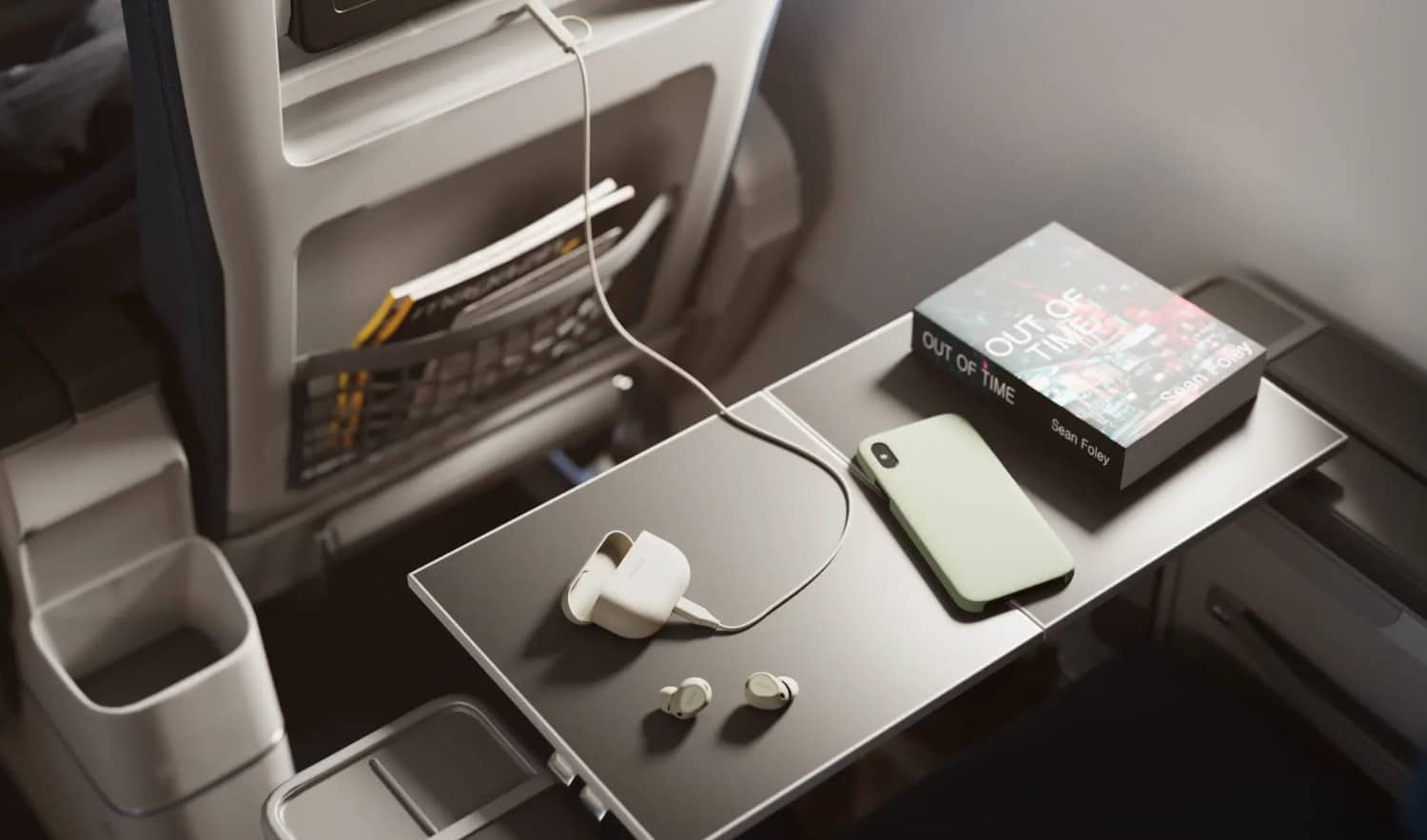 Jabra Elite 10 Gen 2 samt Adapter in einem Flugzeug