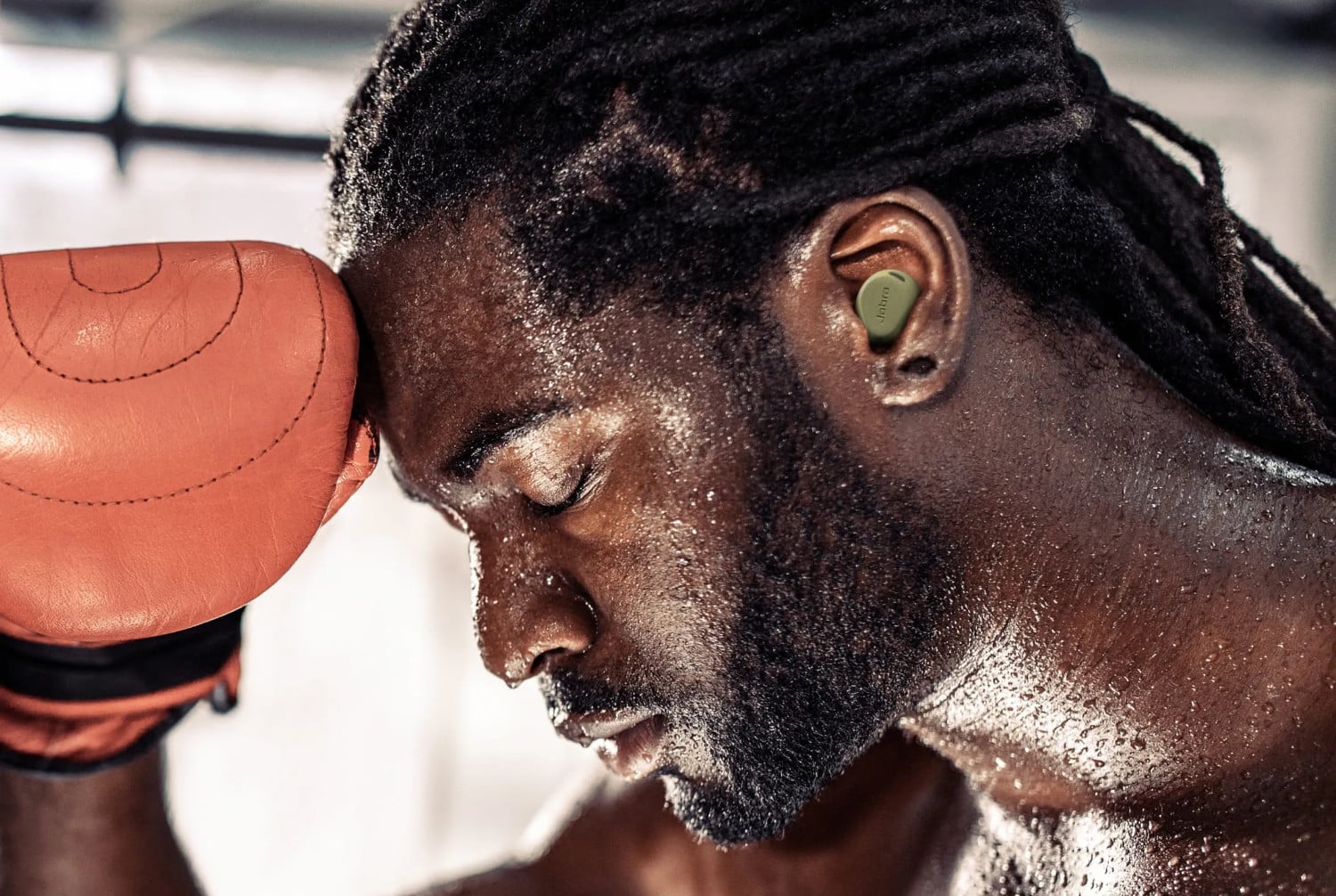 Jabra Elite 8 Active Gen 2 von einer Person beim Sport getragen