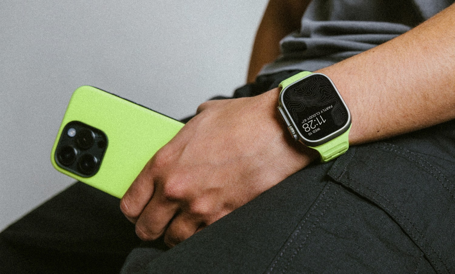 Nomad Sport Band Glow sowie Nomad Sport Case Glow getragen von einer Person