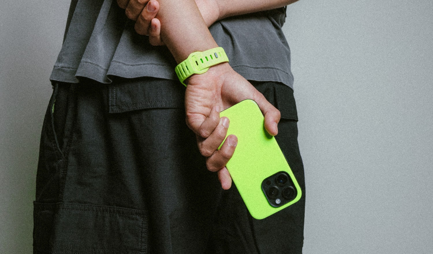 Nomad Sport Band Glow sowie Nomad Sport Case Glow getragen von einer Person