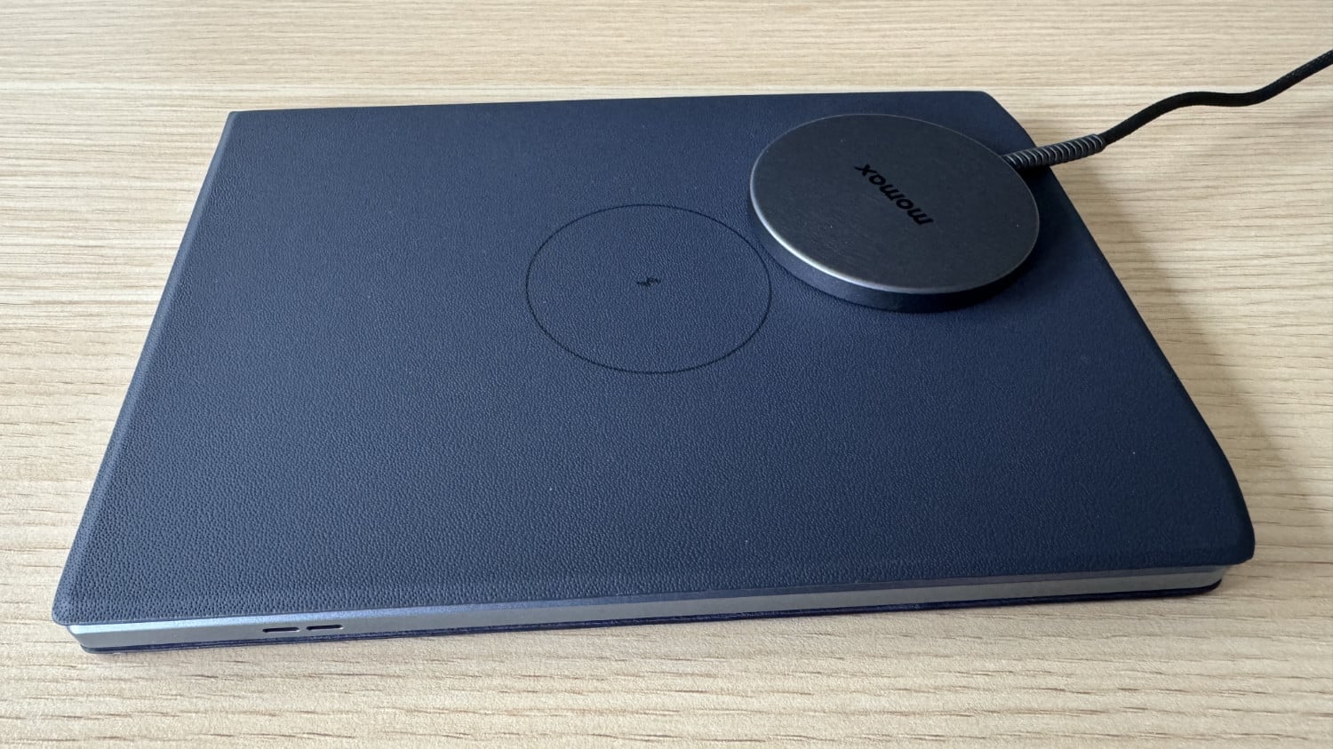 Wireless Charging-Case des PocketBook InkPad Color 3 samt Qi-Ladepad
