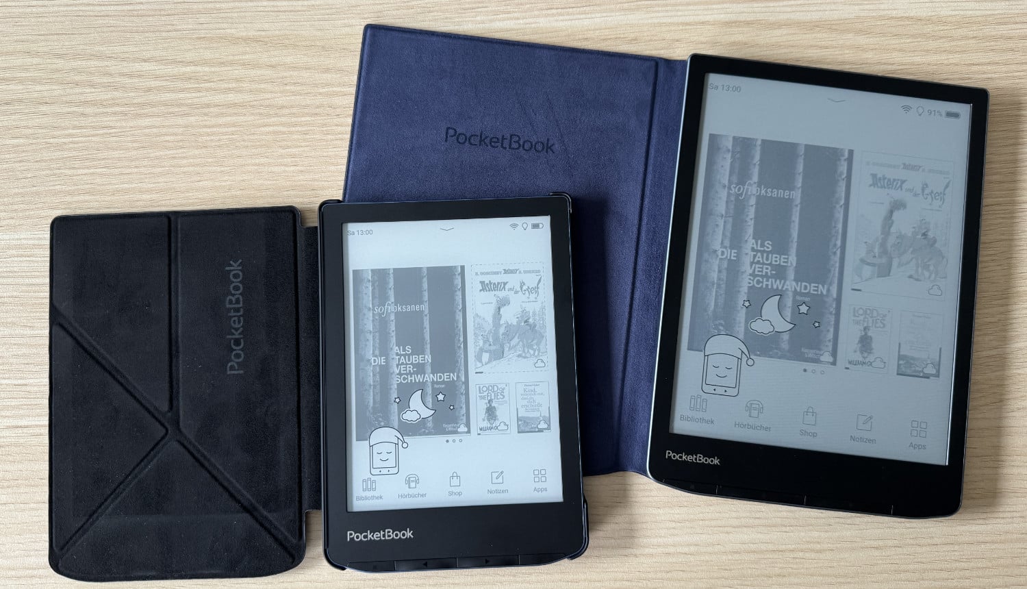 PocketBook InkPad Color 3 und Verse Pro nebeneinander mit Schutzhüllen des Herstellers