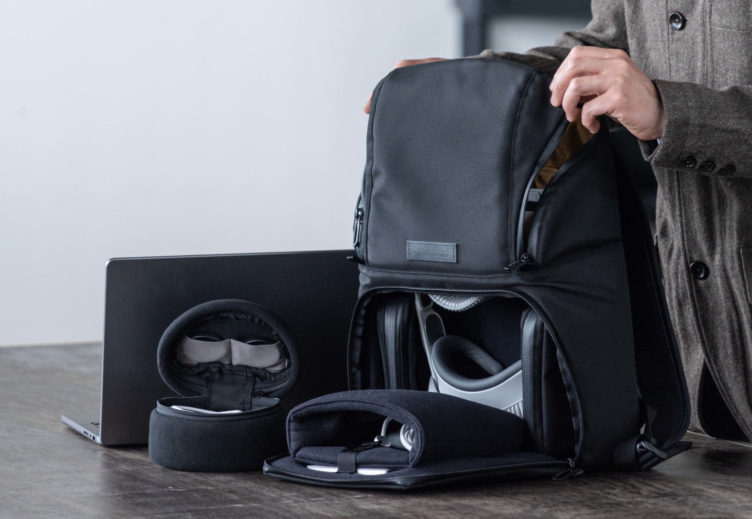 Waterfield Designs Backpack for Apple Vision Pro wird von einer Person geöffnet und Inhalt ausgepackt