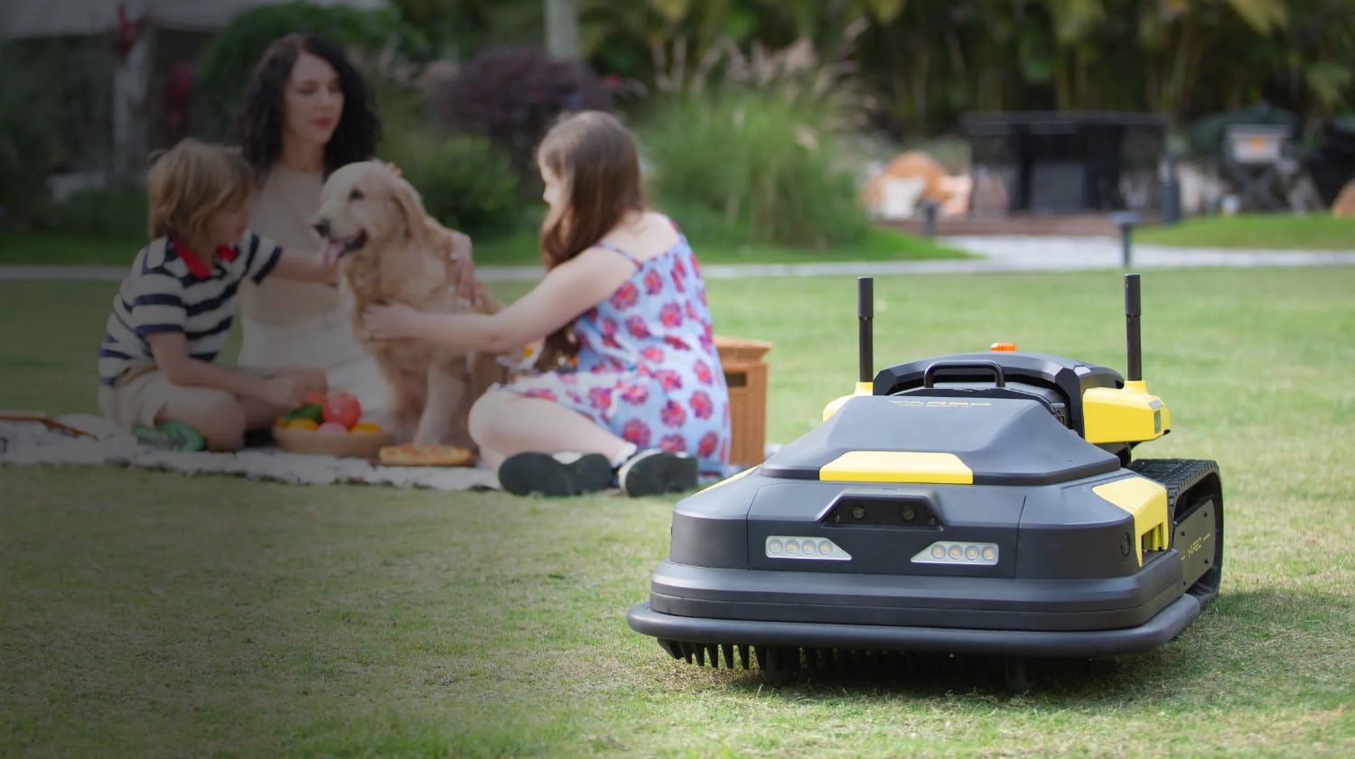 Yarbo Gartenroboter mit Mähmodul in einem Garten