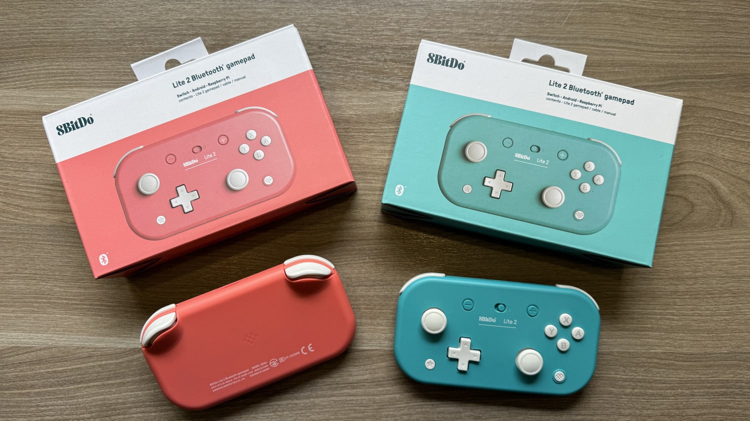 8BitDo Lite 2 in zwei Farben mit Verpackungen