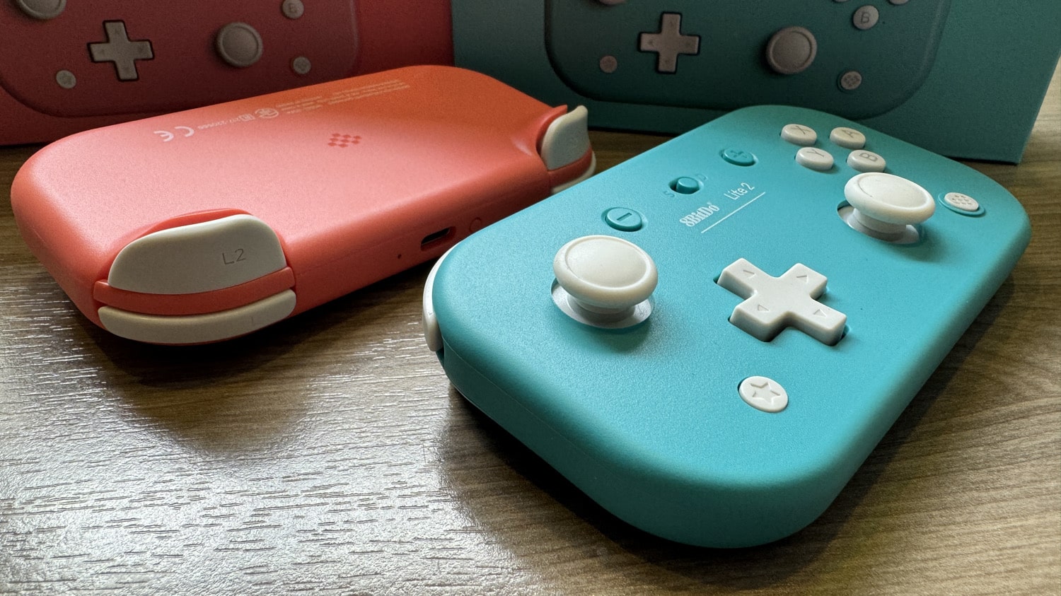 Detailansicht des 8BitDo Lite 2 in zwei Farben