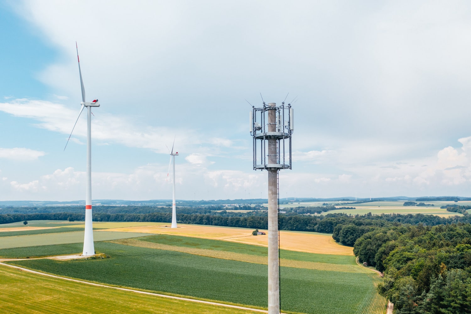 Mobilfunkmast in einer Landschaft