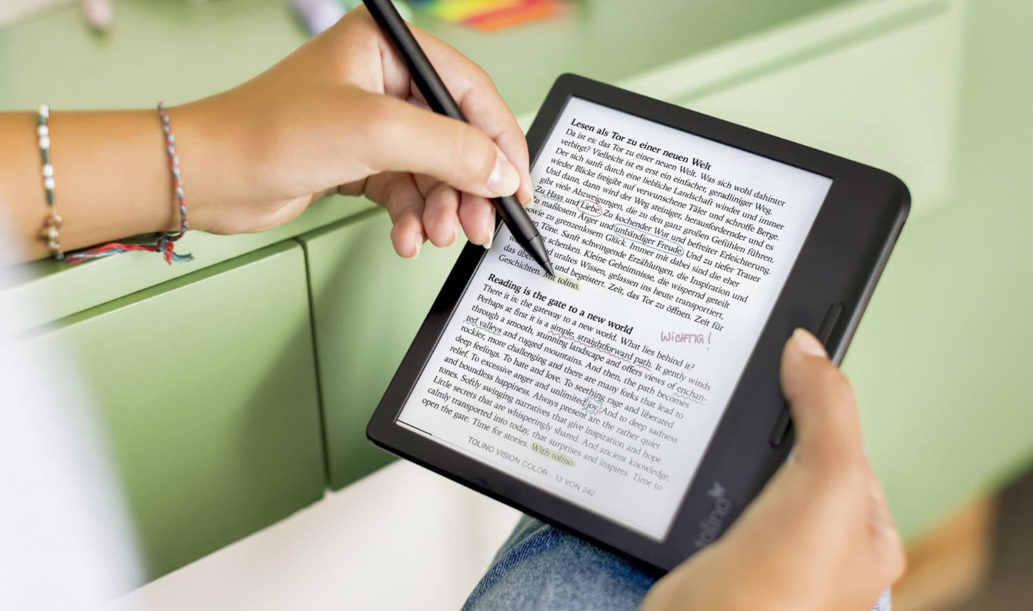 Eine Person macht mit dem Tolino Stylus Notizen im Tolino Vision Color