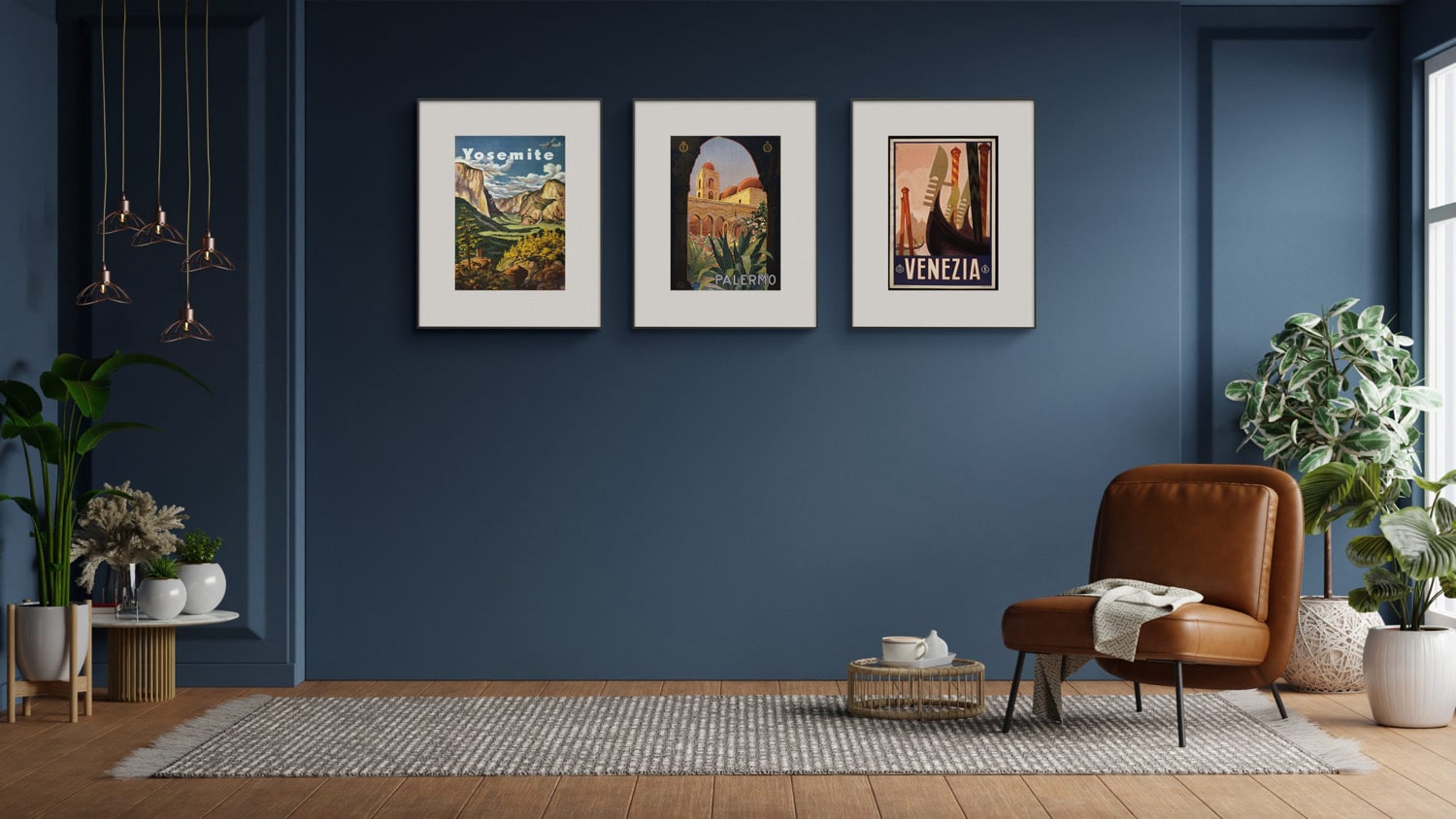 Drei Bilderrahmen von InkPoster an einer blauen Wand