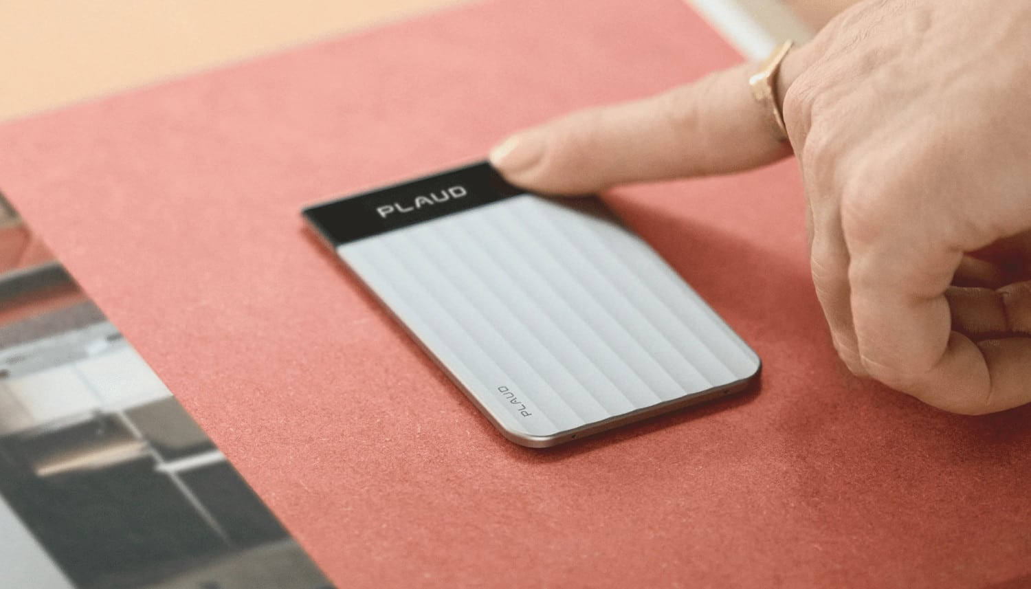 Eine Hand bedient das Plaud Note Pro in der silbernen Farbvariante