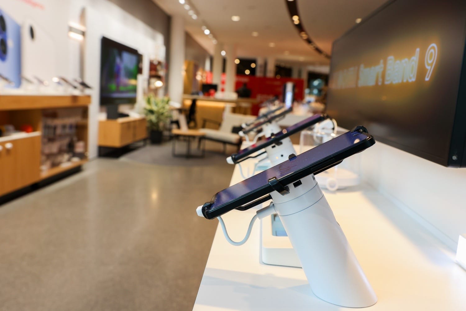 Smartphones in einem Vodafone-Shop.