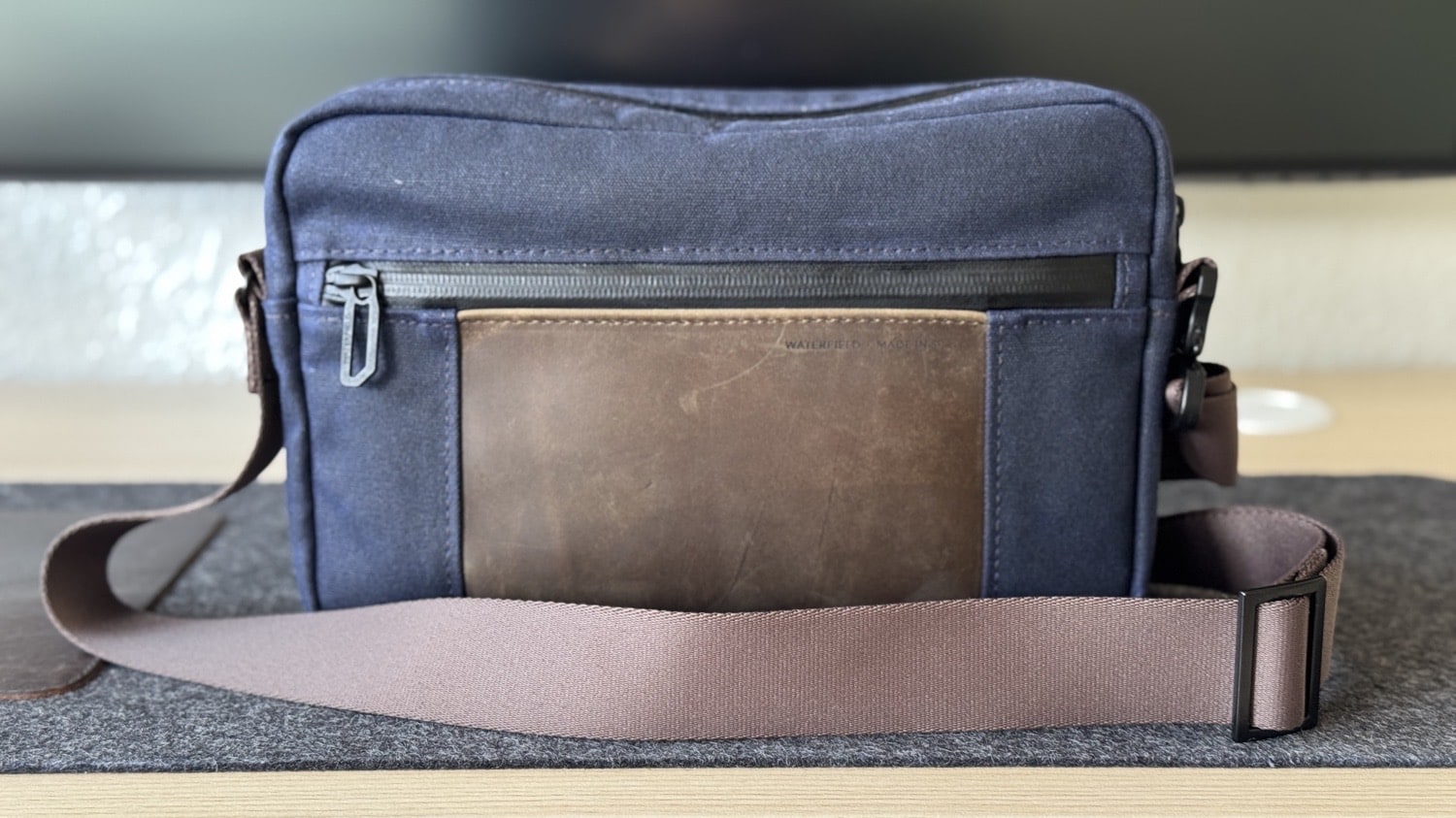 Detailansicht eines blau-braunen Waterfield Shinjuku Crossbody