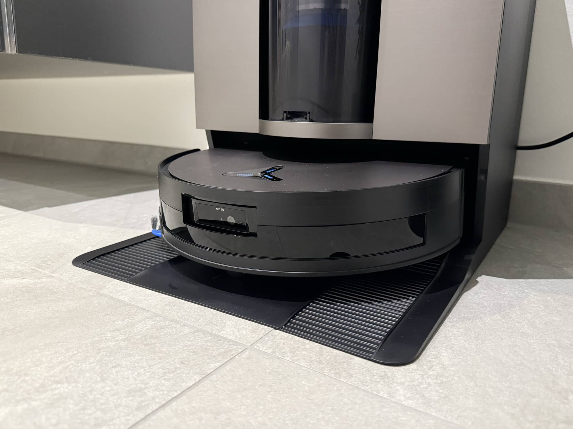 Ecovacs X11 OmniCyclone mit Roboter in Station.