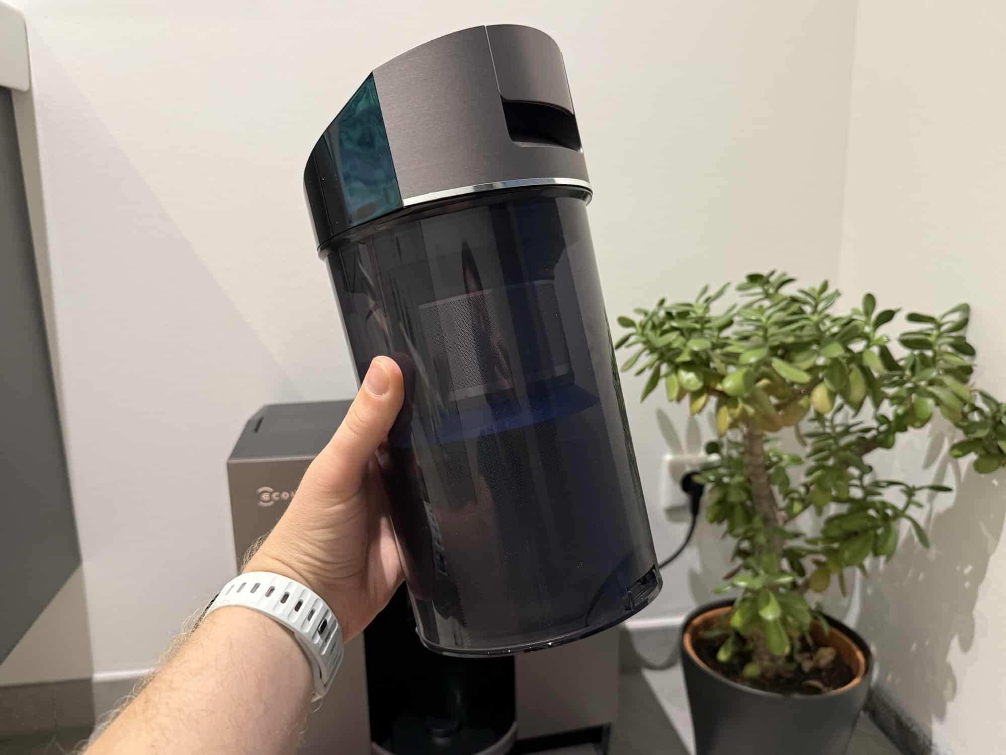 Staubbehälter des Ecovacs X11 OmniCyclone.