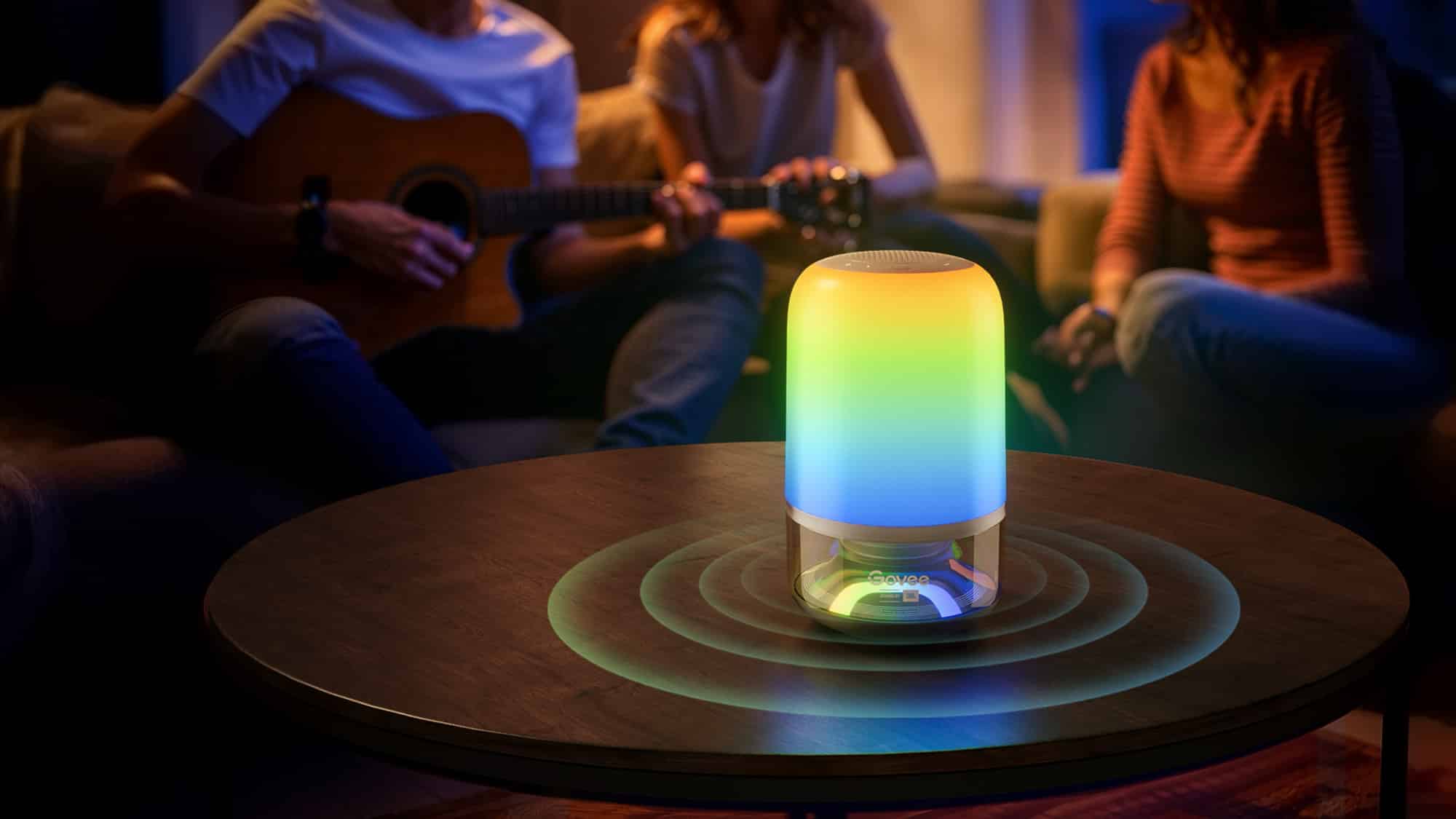 Govee Table Lamp 2 Pro leuchtet und spielt Musik ab.
