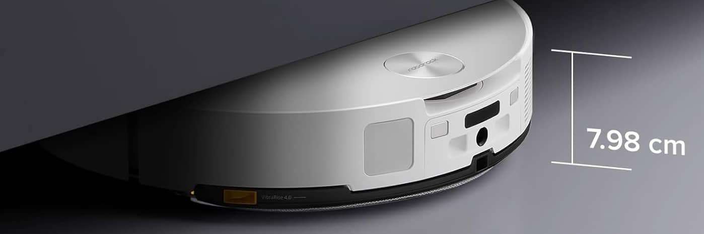 Roborock Saros 10 fährt unter Möbeln.