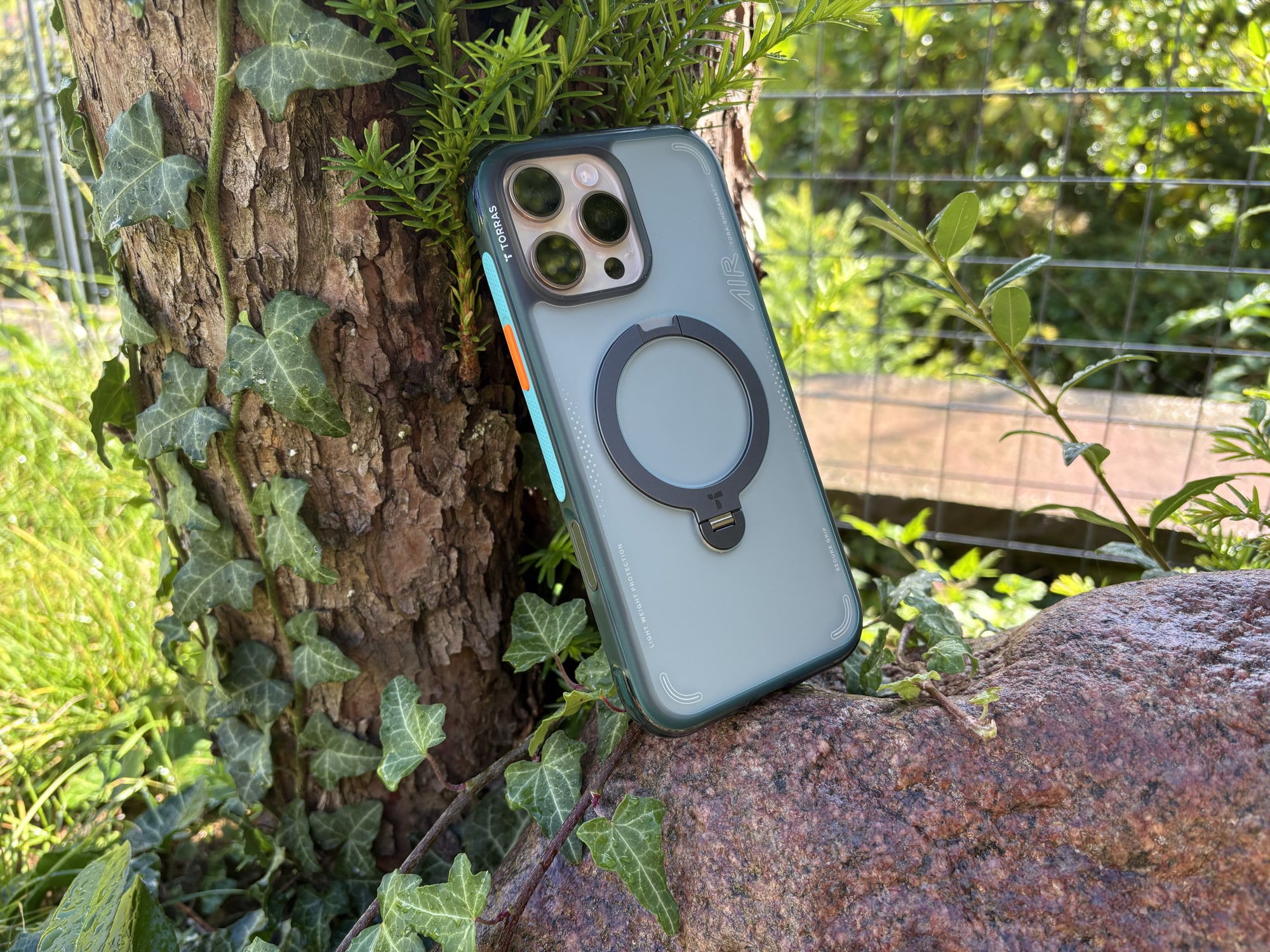 Torras Ostand Q3 Air am iPhone 16 Pro Max.