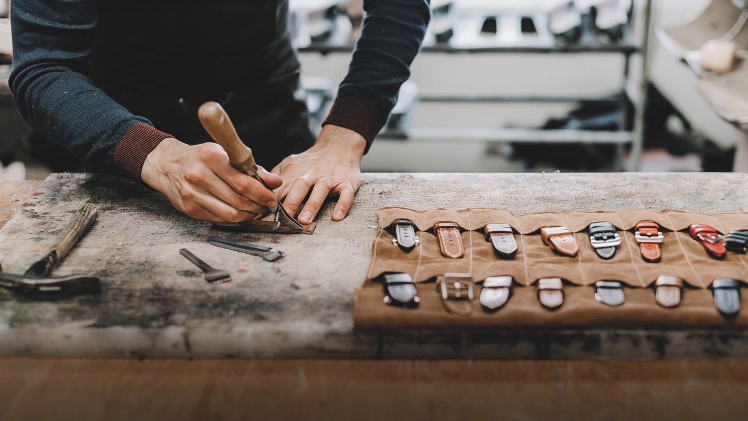 Fertigung eines Edelband Apple Watch Armbands.