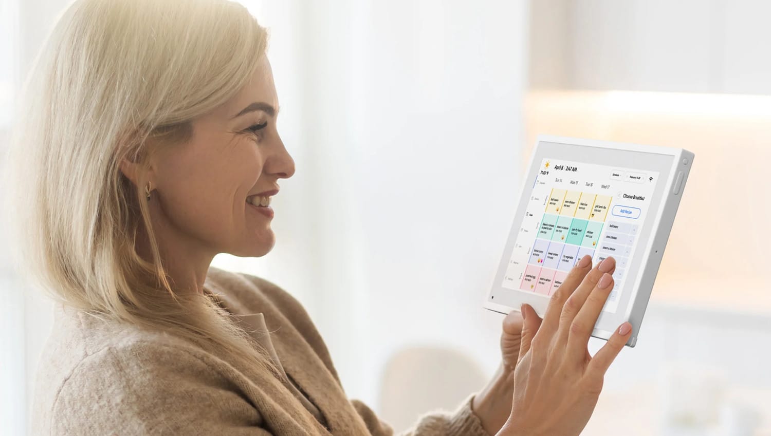 Eine Frau hält den Dragon Touch Digital Calendar in der Hand