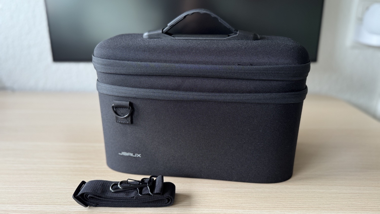 JSAUX All-In-One Case steht auf einem Schreibtisch