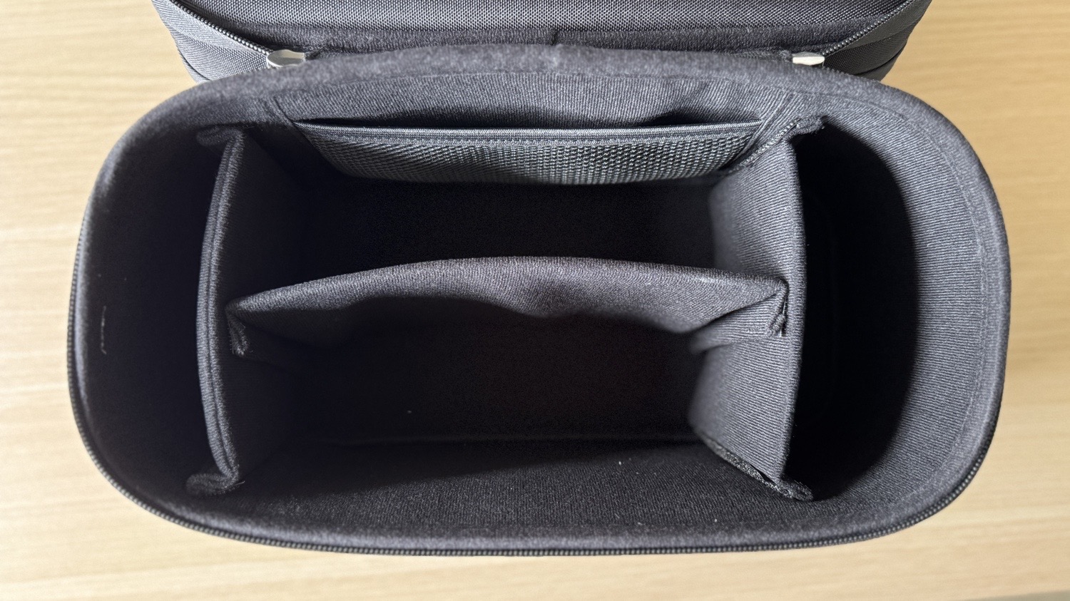 Einblick in das Hauptfach des JSAUX All-In-One-Cases