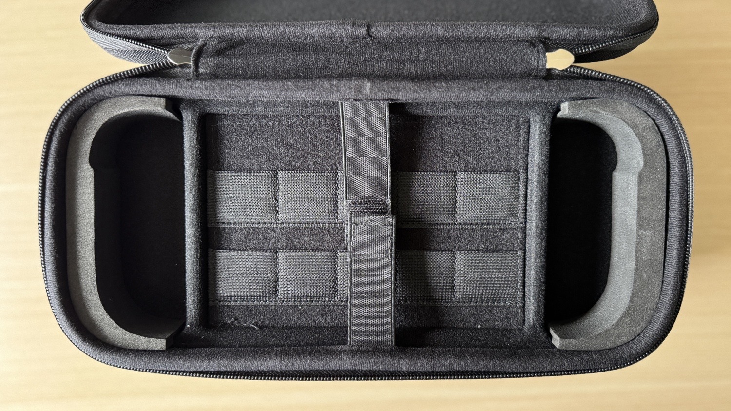 Geöffnetes oberes Fach der JSAUX All-In-One-Tasche