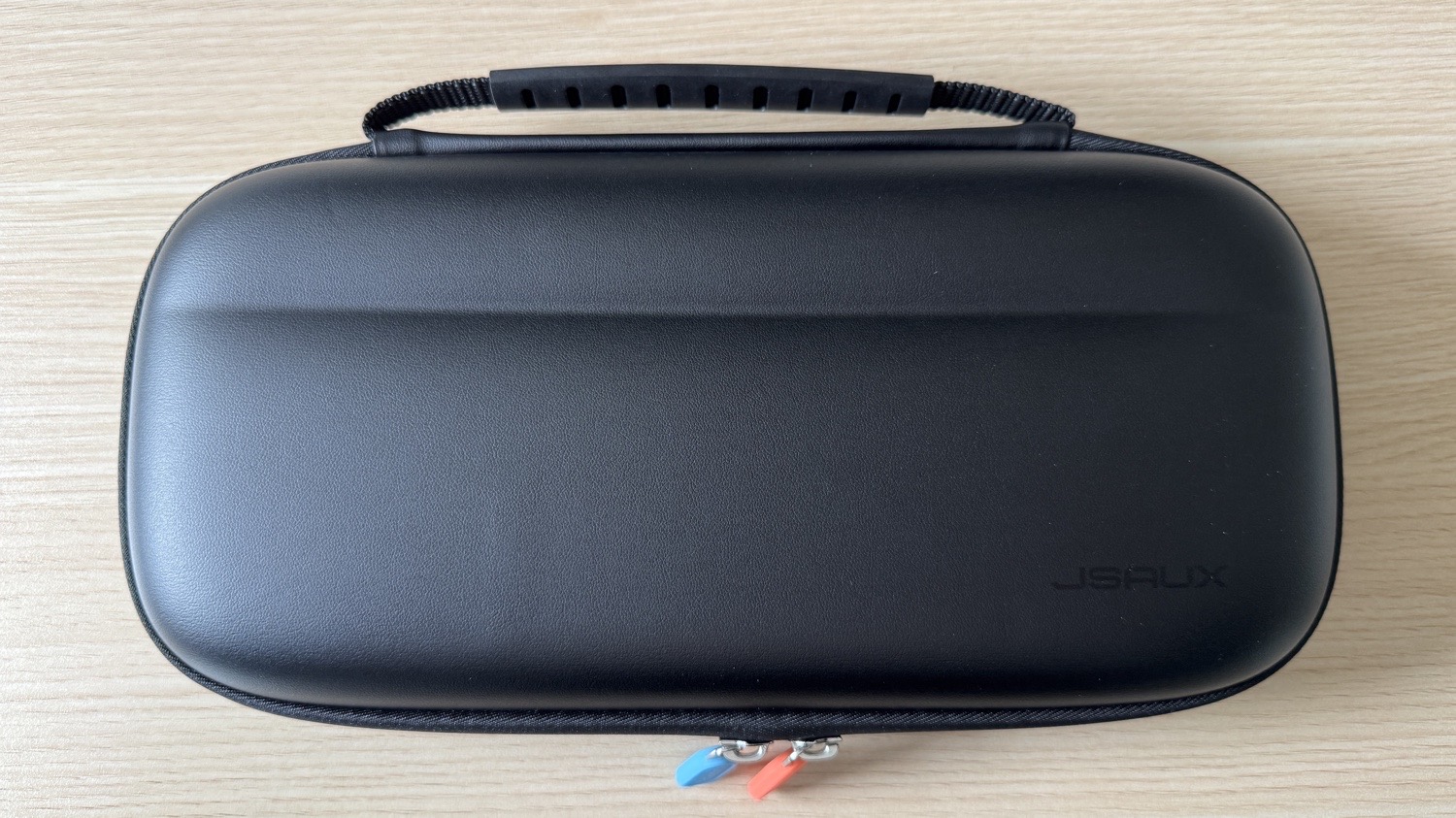 JSAUX Colorful Ultra-Thin Case liegt geschlossen auf einem Schreibtisch