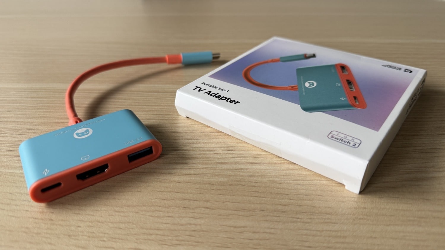 JSAUX TV-Adapter mitsamt Verpackung auf einem Schreibtisch