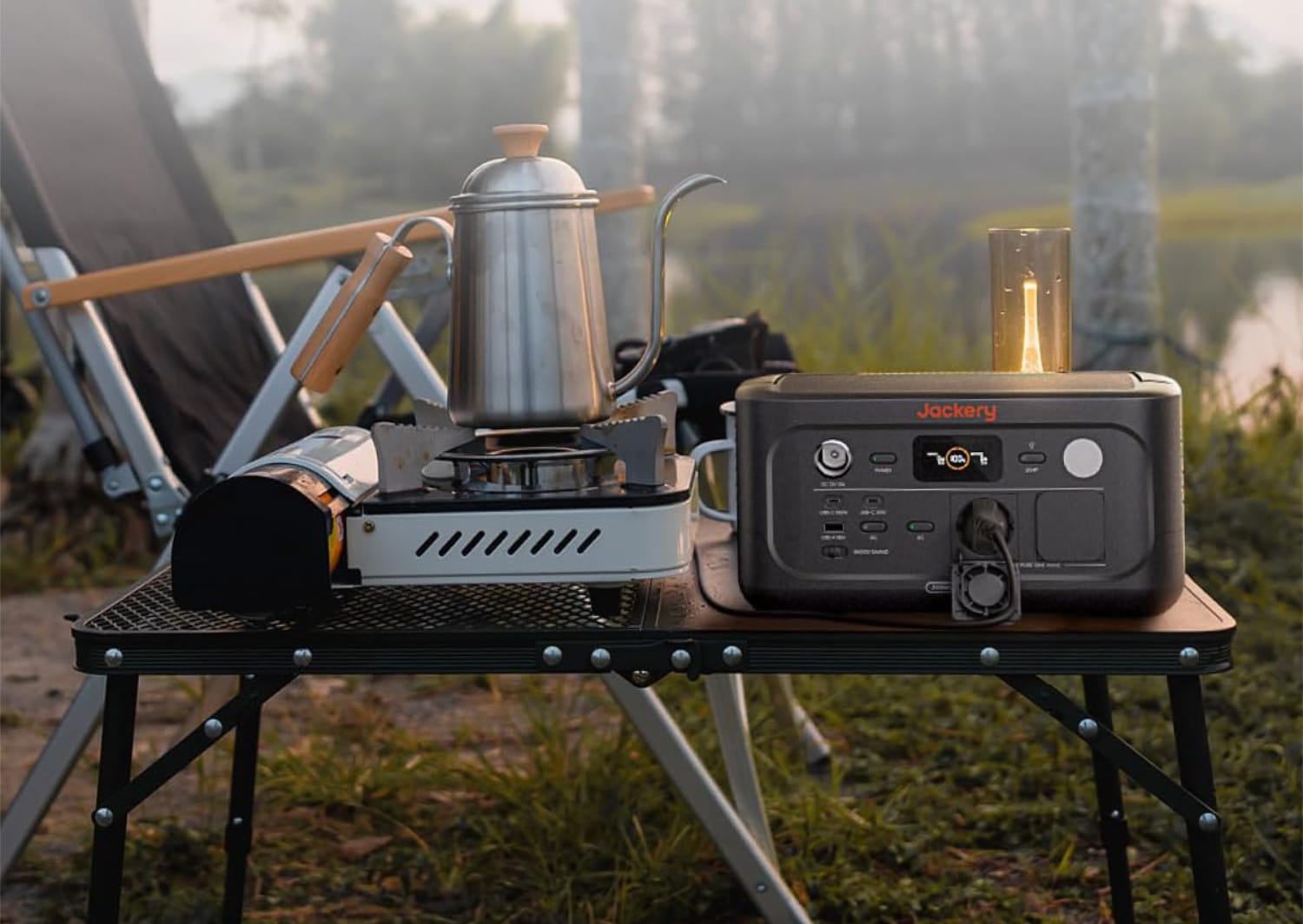 Jackery Explorer 500 v2 steht auf einem Campingtisch