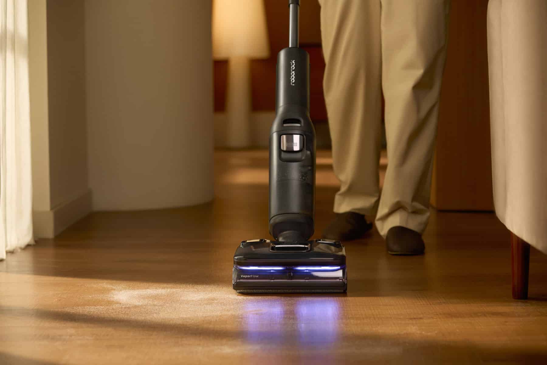 Roborock F25 Ultra reinigt den Boden.