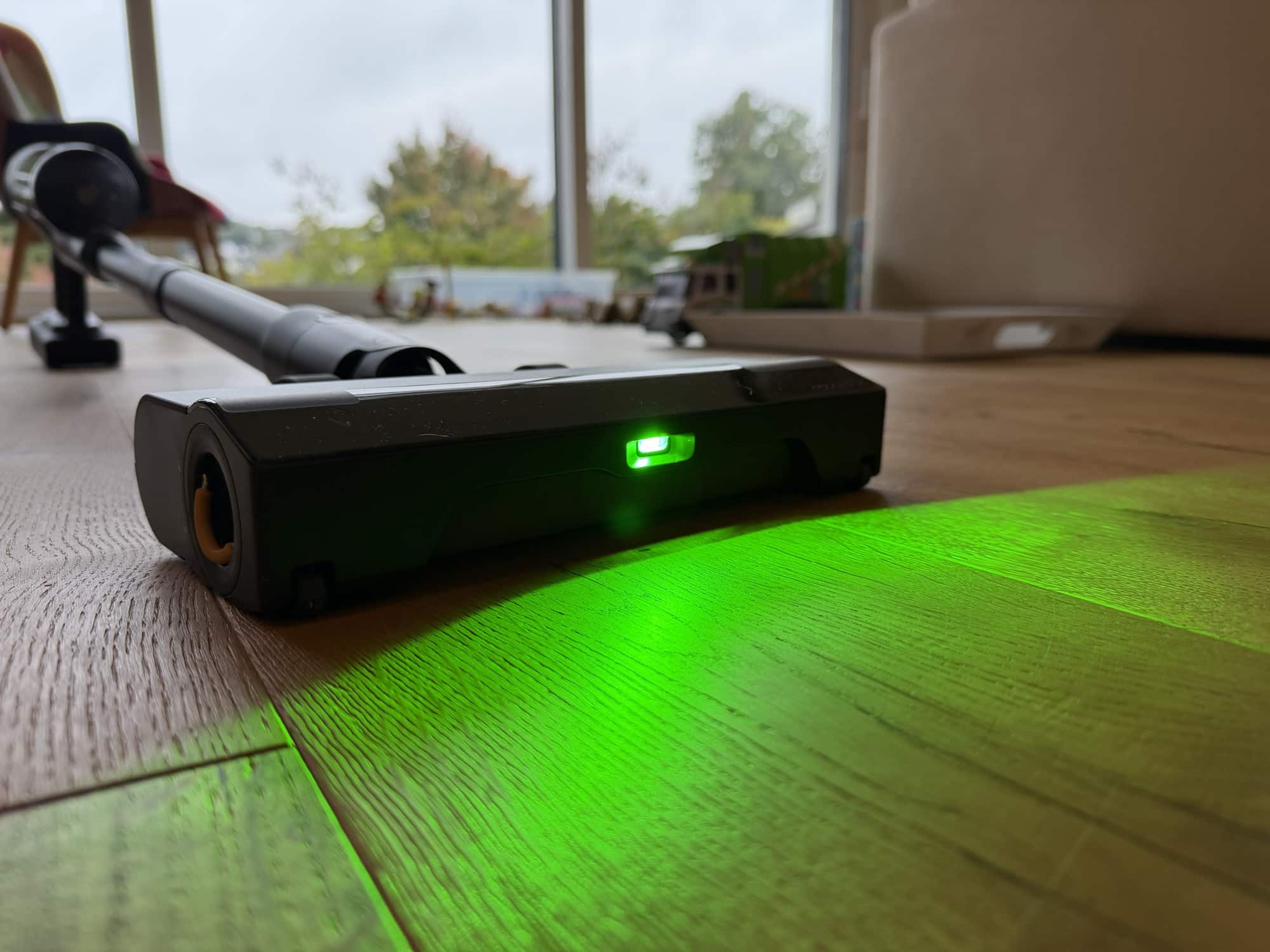 Roborock H60 Hub Ultra mit grünem Licht.