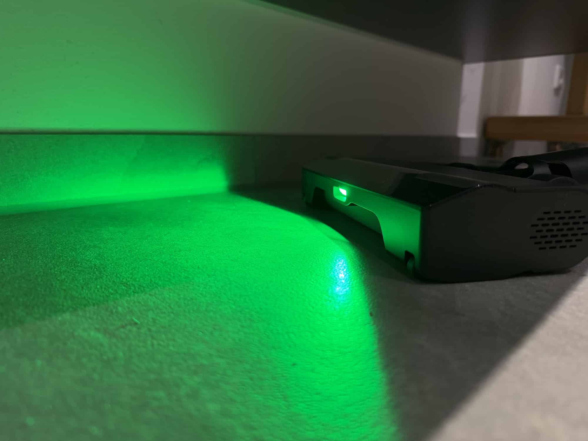 Roborock H60 Hub Ultra mit grüner LED-Leuchte.