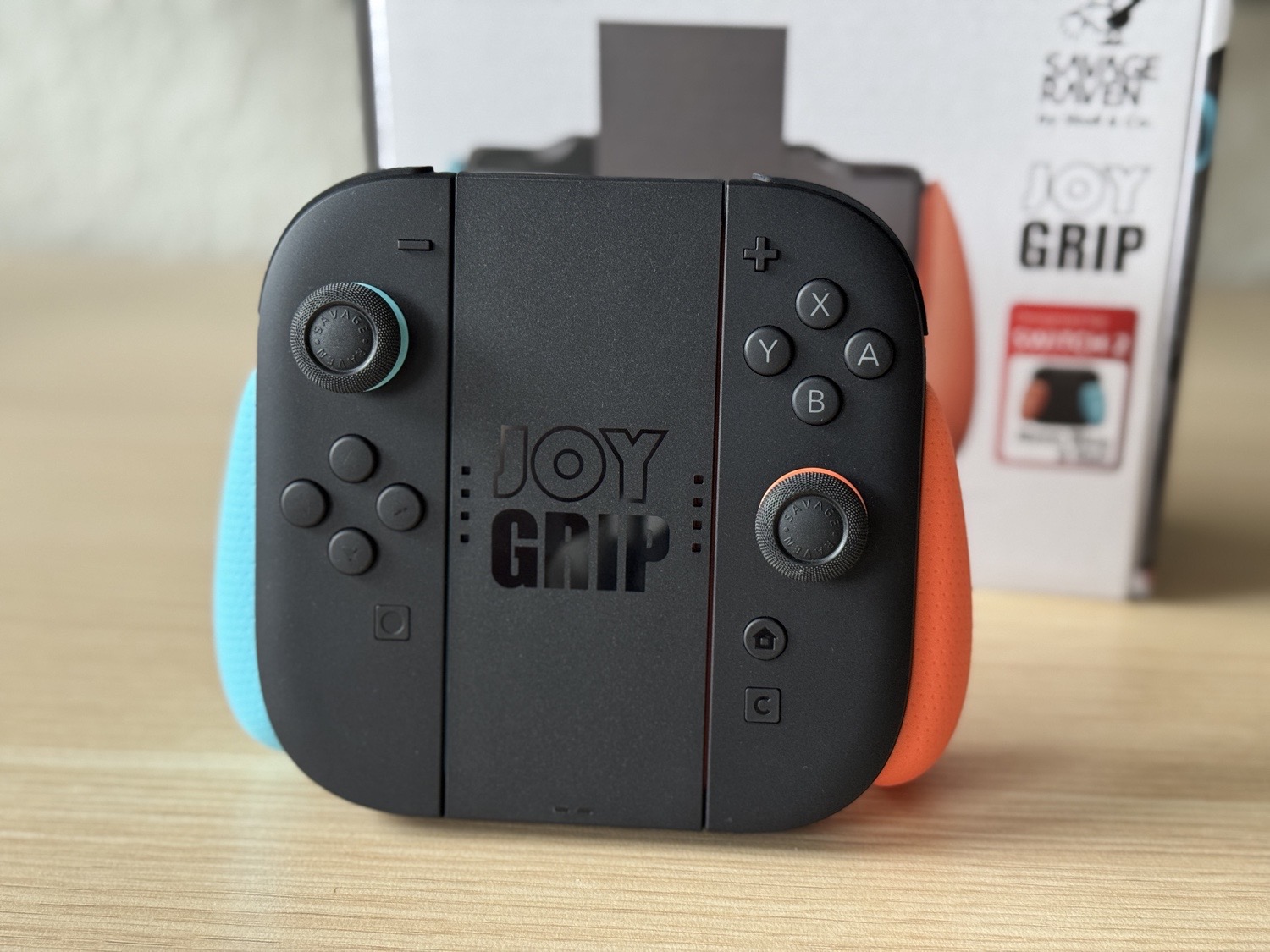 Savage Raven JoyGrip mit angebrachten JoyCon 2 vor der Verpackung