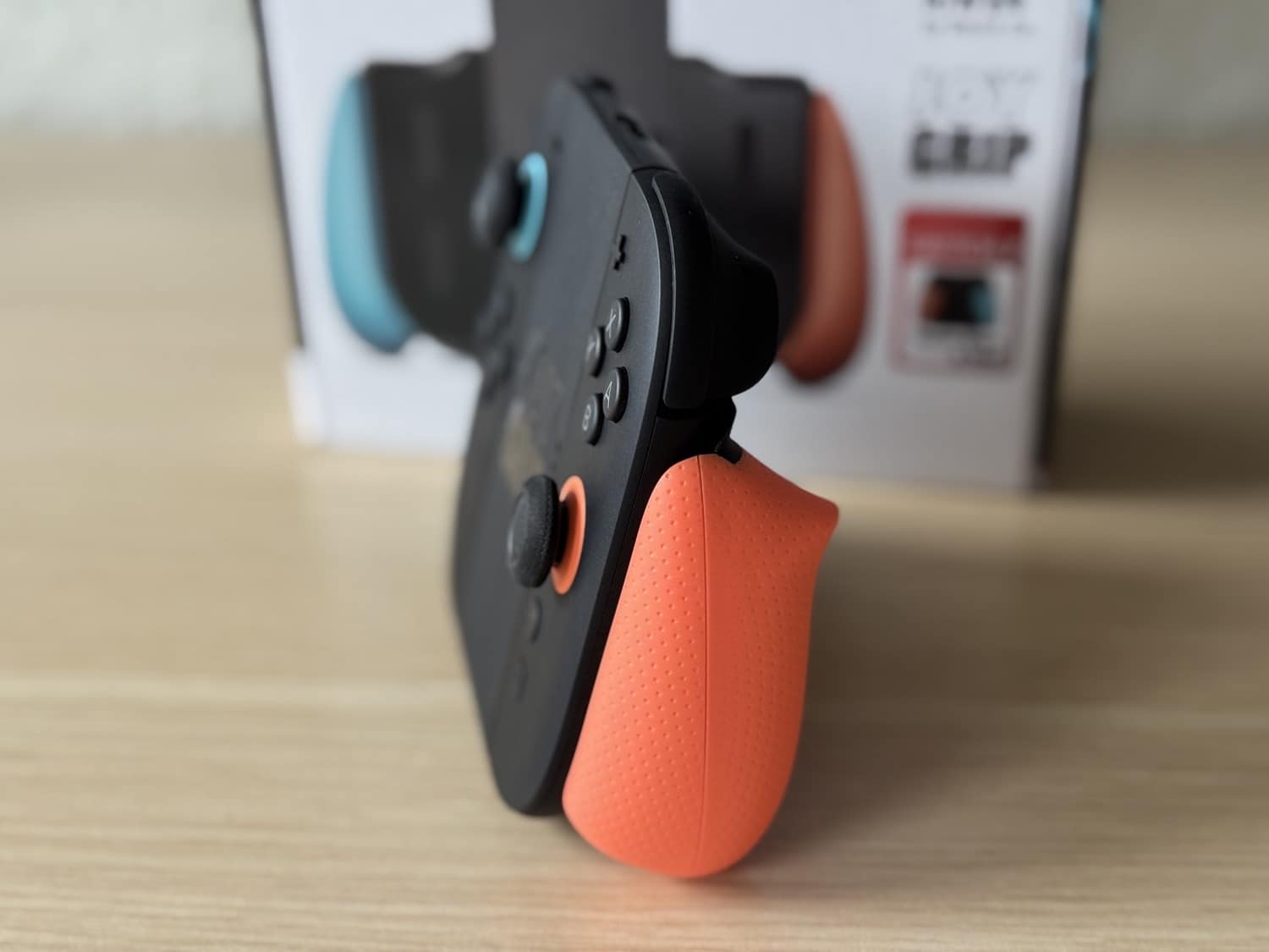 Seitenansicht des Savage Raven JoyGrips mit Haltegriffen